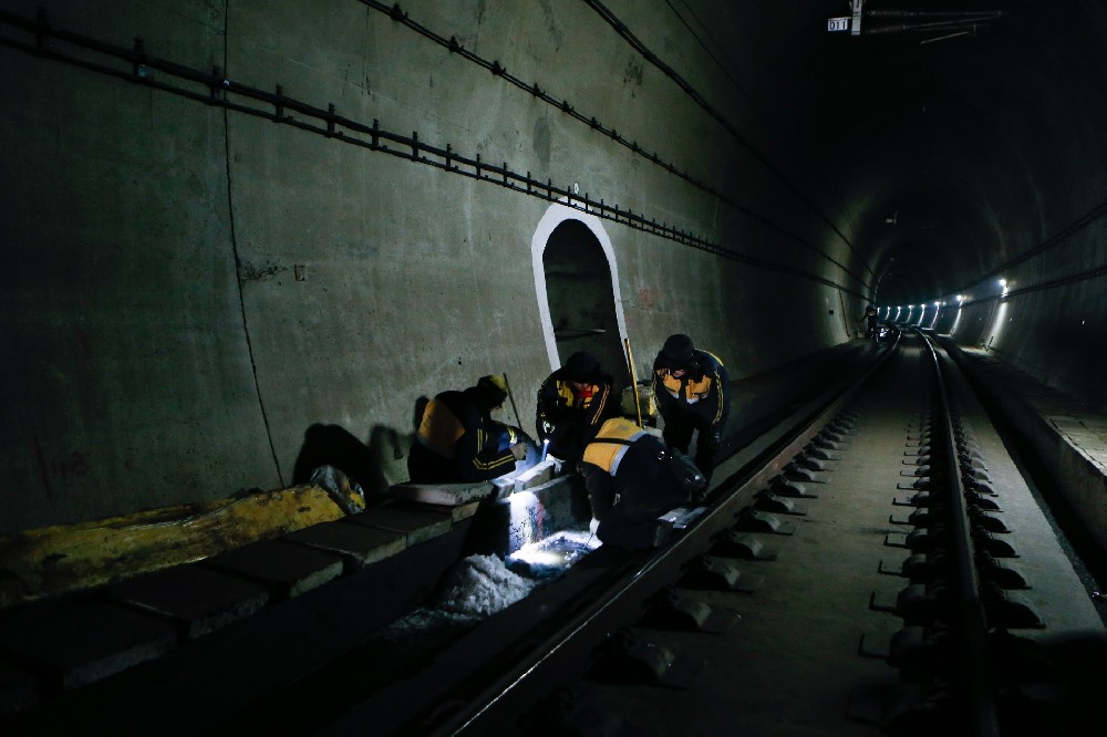 托里铁路运营隧道病害现状